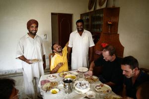  Explorerholdet får ved besøget hos storbonden Baljinder Singh serveret traditionel indisk vegetarmad. Ris, hjemmelavet yoghurt med sort peber og kommen, karrysovs og roti. Foto: Niels Hougaard