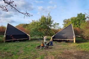 Trods den seneste tids kulde lokker årstiden flere danskere ud i naturen. Nogle sheltere kan bookes, og andre steder er det bare om at møde op med soveposen.
