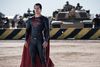 Henry Cavill ligner i den grad en Superman. Men det bliver simpelthen for pænt, når han igen og igen blotter sit renskurede tandsæt. Foto: Warner Bros.