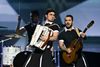 De græske musikere disker op med et engelsksproget omkvæd, ”Alcohol Is Free”. Foto: Alastair Grant/AP