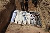 En mængde billeder af lig af mænd, kvinder og børn er siden onsdag strømmet fra Syrien og skulle dokumentere et voldsomt giftgasangreb. Her ses mænd, der angiveligt var ofre for angrebet, blive begravet i går. Foto: Shaam News Network/AP