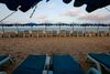 Strandstolene forbliver tomme. Thailand åbner igen grænserne for udlændinge, men ikke for turister, så de thailandske strande forbliver øde et langt stykke tid endnu. Bare sidste år modtog Thailand 40 mio. udenlandske turister, men landet forventer højst at nå en fjerdedel i år på grund af nedlukningen under coronaepidemien. Foto: Soe Zeya Tun/Reuters