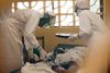 Lægen Kent Brantly (tv.) behandlede ebolapatienter i Liberia, da han selv blev smittet med sygdommen. Foto: AP/Samaritan's Purse