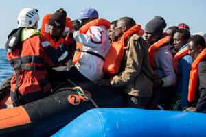 Jævnligt finder der redningsaktioner sted i Middelhavet, når illegale migranter forsøger at sejle fra Nordafrika til Europa. NGO-skibet Sea Watch reddede eksempelvis henholdsvis 47 personer og 68 personer ved to aktioner i sidste uge. Det er ikke hver gang, at redningsaktoner lykkes lige godt. Foto: Federico Scoppa/AFP