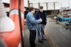 På havnen i Hirtshals er fisker Bruno Jensen (t.v.) og pensionist Carl Christian Jørgensen (t.h.) meget uenige i beslutningen om at lukke det lokale politikontor, omend det er midlertidigt. Foto: Rune Aarestrup Pedersen