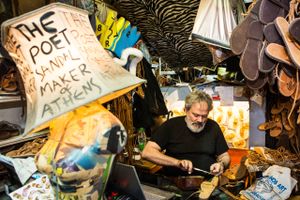 Et af Athens ældste kvarterer var tidligere hjemsted for kriminelle og prostituerede, men nu har bydelen gennemgået store forandringer, og der handles på livet løs – med lovlige varer.