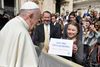 Thunberg holdt et skilt frem med opfordringen "Deltag i klimastrejken", da paven nærmede sig hende på Peterspladsen. Foto: Reuters