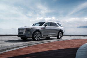 Opgaven er bunden: Skab et luksusmærke, der oversætter kinesiske værdier til europæisk tankegang, så skal salget nok komme. Jyllands-Posten har mødt Chief Creative Officer Giles Taylor, der står i spidsen for de kommende luksusbiler fra Hongqi.