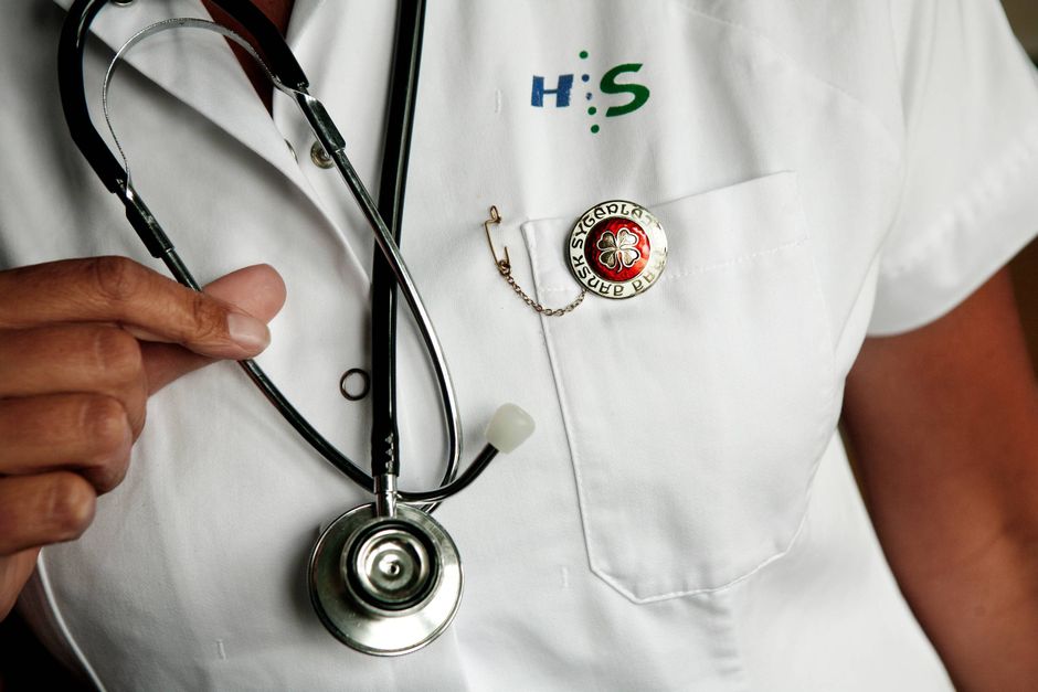 Dansk Sygeplejeråd vil gøre det lettere for udenlandske sygeplejersker at få arbejde i Danmark. En ekspert advarer mod at tro, at det løser de grundlæggende udfordringer i det danske sundhedsvæsen. 