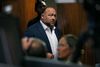 Alex Jones ses i retten i Austin Texas, hvor han er kendt skyldig i fire søgsmål om æreskrænkelser af de pårørende til ofrene i skoleskyderiet på skolen i Sandy Hook, hvor 26 mennesker i 2012 blev dræbt. Af disse var 20 børn i alderen seks-syv år. Foto: Briana Sanchez/Reuters
