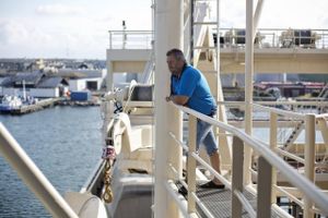 Storfiskeren Henning Kjeldsen fra Skagen er det mest omtalte eksempel på den udvikling i dansk fiskeri, der i denne uge skabte usikkerhed om fødevareminister Esben Lunde Larsens (V) politiske fremtid. Et flertal i Folketinget mener, at Kjeldsen og andre storfiskere skaber ”monopollignende tilstande” ved at bryde med intentionerne i de politiske bestemte grænser for, hvor mange kvoter hver fisker på eje. Foto: Scanpix