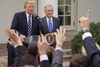Præsident Trump og Republikanernes leder i Senatet, Mitch McConnell, under et fælles pressemøde mandag i Rosegarden i Det Hvide Hus. Foto: Pablo Martinez Monsivais/AP