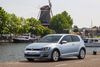 Flere private bilkøbere efterspørger nu større biler som VW Golf. Men erhvervslivet er stadig tilbageholdende med at skifte firmabilerne ud.