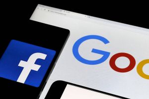 Facebook, Google og de andre techgiganter skal dæmpe spredning af skadeligt indhold i stedet for at øge den. De tvinges også til at give indblik i deres algoritmer.