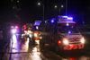Ambulancer og brandbiler er hastet til lufthavnen. Foto: Reuters