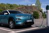 Den konventionelle er pænere. Kona Electric har helt lukket front og let ændret design omkring LED-lygterne. Men teknikken imponerer. Foto: Hyundai