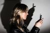 Forældre efterlyser faste regler for brugen af mobiltelefoner i skoler og gymnasier. Det er der god brug for, mener også eksperter, for grænseløs brug af mobiltelefoner skygger for indlæringenFoto: Thomas Emil Sørensen