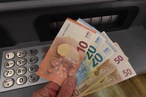 Tyskerne holder endnu fast i kontanter og pengeautomater, men i andre lande er online-transkationer i hastig vækst. Foto: AP