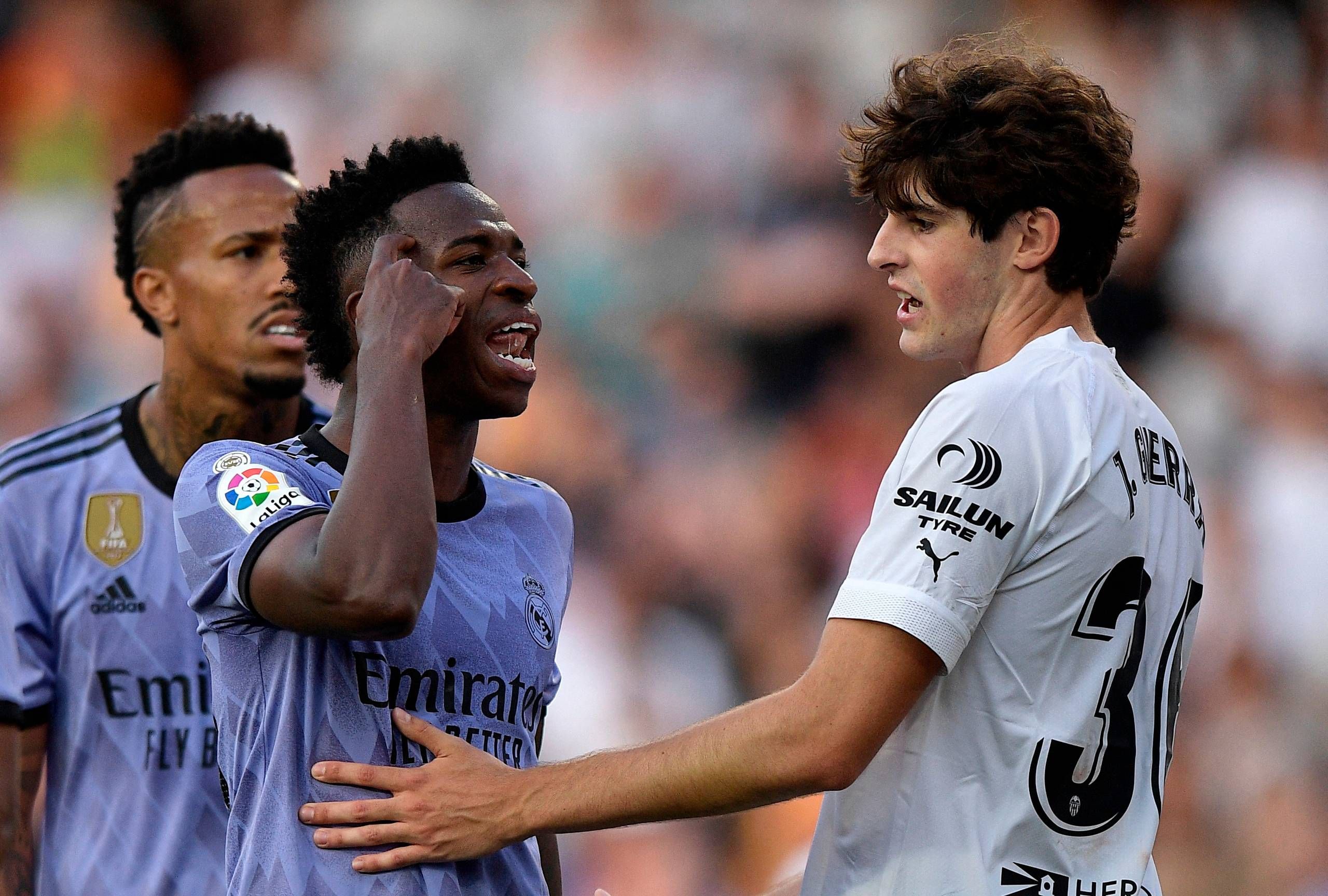 Vinicius udvist Real Madrid-nederlag præget af kaos