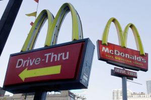 De store fastfood-kæder, der har forretninger i Californien, riskerer en stigning i mindstelønnen på næsten 50 pct. i timen til de ansatte, hvis en ny lov vedtages. Foto:AP/Richard Drew