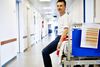 Mange af landets medicinske afdelinger er overbelagte, og Søren Hvid Amstrup må under sin indlæggelse på Bispebjerg Hospital tage til takke med en plads på gangen.