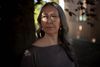 Tanja Nielsen har tidligere været gift med en voldelig mand. De ting, hun har med sig i bagagen fra dengang, vil hun nu bruge i sit arbejde som ny direktør i Det Grønlandske Hus. De personlige erfaringer gør nemlig, at hun kan relatere til mange af de udsatte grønlændere. Foto: Mads Frost