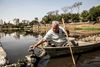 I årtier har Silvino Novas Filho fisket på en af São Paulos hovedfloder, Piracicaba-floden. I dag støder han hurtigt mod bunden, imens døde, rådnende fisk flyder forbi. Foto: Steffen Stubager