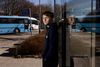 I Vinderup ved Holstebro bliver antallet af afgange med buslinje 72 kraftigt beskåret. Det går bl.a. ud over gymnasieeleven Rasmus Flæng Larsen, som går i gymnasiet i Holstebro. Foto: Kim Frost