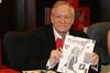 Hugh Hefner med Marilyn Monroe som cover. Arkivfoto: Ian West/AP