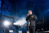 Sådan så det ud, da konferencier Peter Palshøj fortalte publikum, at moshpits og crowd surfing ikke hører sig til på Smukfest: Foto: Benjamin Nørskov