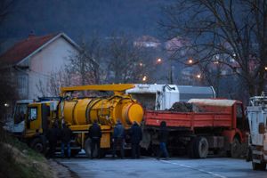 Efter opfordringer fra USA og EU er der torsdag blevet fjernet blokader fra grænse mellem Kosovo og Serbien.