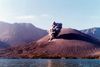 Vulkanen Rinjani på det østlige Lombok er stadig aktiv. Her er den i 2004 i gang med at udspy aske. Foto: AP
