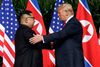 Så glade var de dengang. Det første topmøde den 12. juni 2018 i Singapore mellem præsident Trump og Kim Jong-un gav håb om en fjernelse af atomvåbnene fra den koreanske halvø. Men siden er der ikke sket meget, og nu strammer Nordkorea skruen. Arkivfoto: Evan Vucci/AP
