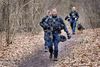 Politiet med maskinpistoler under en omfattende menneskejagt søndag den 18. februar 2018, efter en øksemand umotiveret overfaldt et 19-årigt par i Birkerød. Billedet er taget ved skoven Bistrup Hegn efter en forgæves eftersøgning. Foto: Bax Lindhardt/Scanpix