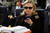 På dette foto fra oktober 2011 tjekker daværende udenrigsminister Hillary Clinton sine e-mails i et militærfly fra Malta til Libyen. Arkivfoto: Kevin Lamarque/AP
