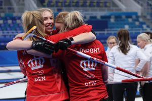 Danmark har to sejre og fire nederlag efter seks kampe. Tirsdag møder kvinderne Sverige.