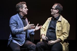 Henrik Lykkegaard og Niels Ellegaard i komedien ”Livet, hvor svært kan det være?” Foto: Thomas Petri