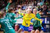 Nykøbing F's Kristina "Mulle" Kristiansen går mellem Viborg HK's Line Haugsted og Camilla Fangel under kvindehåndboldkampen mellem Viborg HK og Nykøbing F. Håndbold i Vibocold Arena onsdag den 27. april 2022. Foto: Bo Amstrup / Ritzau Scanpix