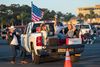 I weekenden var folk samlet til drive-in koncert i ved Ventura County Fairgrounds and Event Center lidt nord for Los Angeles. Nu lukker Californiens guvernør ned for blandt andet barer og indendørsservering på restauranter for at begrænse coronasmitte. Foto: Valerie Macon/Ritzau Scanpix