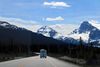 Der venter en storslået velkomst af knejsende bjerge, når man kører ind i de canadiske Rocky Mountains.