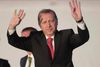 Egentlig kunne han være blevet fodboldspiller i storklubben Fenerbache, men Recep Tayyip Erdogan valgte studierne og politikken. Får hans parti stemmer nok ved denne søndags valg, forventes han ved en lovændring at give præsidentembedet – dvs. sig selv – endnu mere magt. Foto: AP Photo/Lefteris Pitarakis