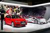 Audi A3 e-tron side om side med vinderbilen fra Le Mans i år – fabrikkerne gør sig umage med at fortælle historien om, hvor kort der er fra racersejre til hverdagsteknik.