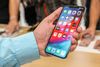 Nye modeller af Iphonen har tit lidt skønhedsfejl, så det kan være en ide at vente. Tech columnist Geoffrey A. Fowler tries out the $1099 iPhone Xs Max, with a 6.5-inch screen -the largest Apple has ever sold. Foto: Washington Post photo by Jhaan Elker