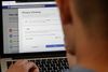 Under "Indstillinger" er der særligt to ting, du skal kigge på - nemlig den fane der hedder "Beskyttelse af personlige oplysninger", og den der hedder "Tidslinje og tagging". Dem bør man læse grundigt igennem. Foto: Jeff Chiu/AP