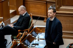 Der er god tid, sagde Socialdemokratiet. Mage til privilegieblindhed og dovenskab, svarede Enhedslisten og bandede. Rød blok brød sammen, da det nye Folketing behandlede sit første lovforslag. 