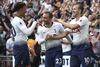 Christian Eriksen fejrer en Tottenham-scoring sammen med holdkammeraterne Dele Alli (til venstre) og Harry Kane. Foto: Nick Potts/AP