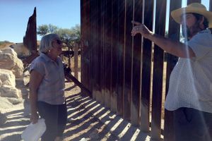 USA's tidligere præsident Donald Trumps milliarddyre mur mod Mexico er kommet i nye problemer. Flere og flere bryder igennem den,  og prisen stiger på reparationerne.