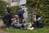 Foran Ragnhildgade 48 lagde venner og naboer til den dræbte blomster. En grupper piger sad ved blomsterne fra om formiddagen til langt ud på eftermiddagen. Foto: Gregers Tycho