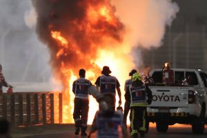 Halo, sikkerhedscelle, kørehjelm og køredragt. Romain Grosjean havde næppe overlevet søndagens dramatiske ulykke uden sikkerhedsforanstaltningerne i en Formel 1-racer.