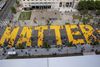 Demonstraner i Washington DC tilkendegiver deres støtte til #blacklivesmatter. Den dødelige politivold mod George Floyd, som har ført til demonstrationer mange steder i verden, har fået sociale medier til eksplodere. Ifølge analysevirksomheden Meltwater har søgestrengen #blacklivesmatter været nævnt 40,5 millioner gange i perioden 22. maj-3. juni. Foto: Tasos Katopodis/Ritzau Scanpix
